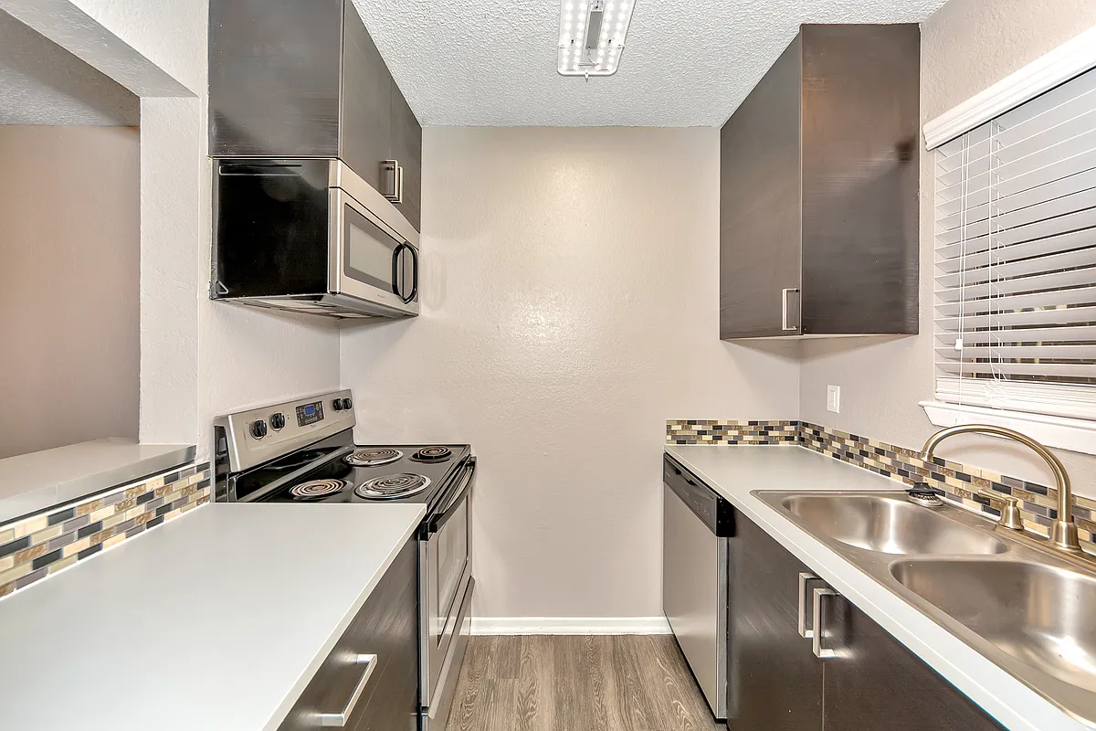 Building Photo - Hulen Park Place
