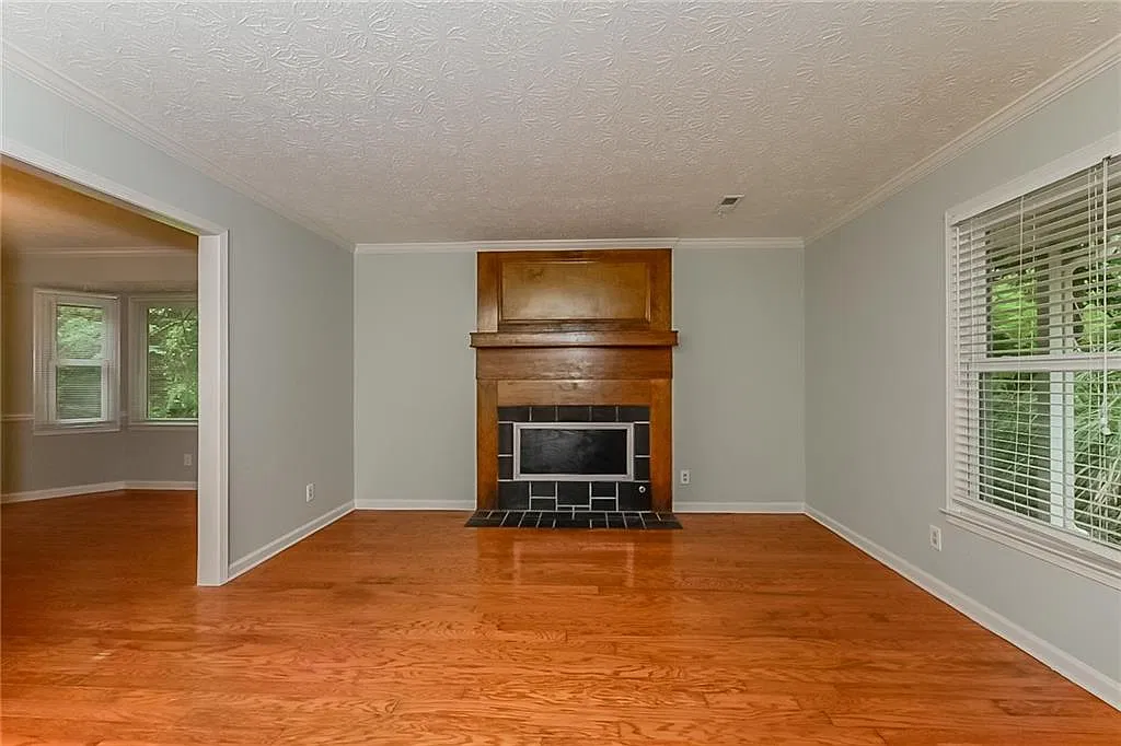 4 bed, 2.5 bath, 2546 sqft, $2,345 — Photo 4