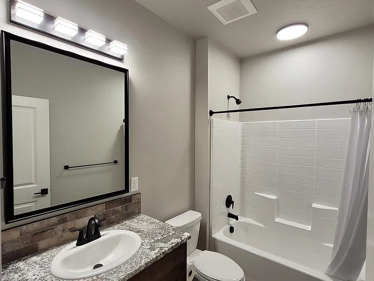 546 W Broadway Ave — Photo 10
