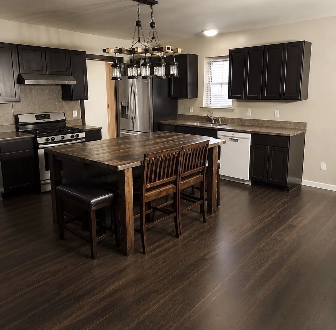 5 bed, 1.5 bath, 1750 sqft, $2,925 — Photo 3