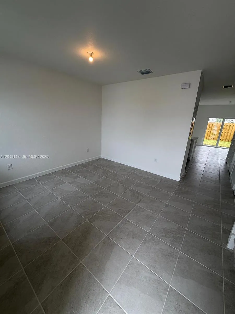 Building Photo - 2643 SE 27th St #2643