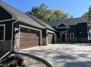 4606 Island View Dr, Oshkosh, WI 54901