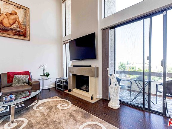 2nd image of 5237 Newcastle Ave APT 301