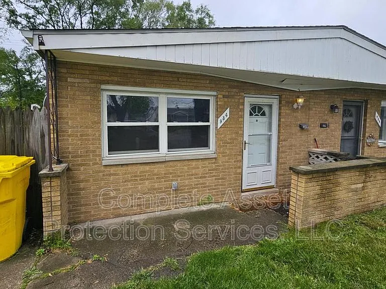 934 N Wood St — Photo 1