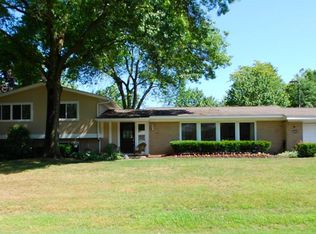 5224 Whispering Oak Ln, West Bloomfield, MI 48322