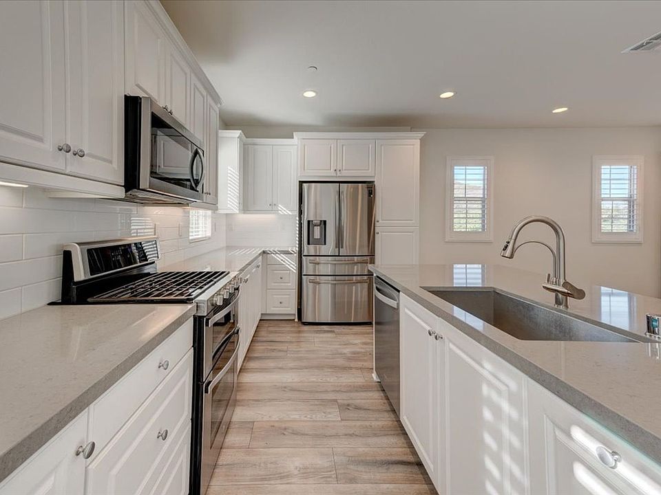 1st image of 946 Blackstone Dr