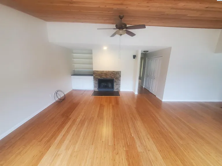 2419 W Grand Ronde Ave #D — Photo 11