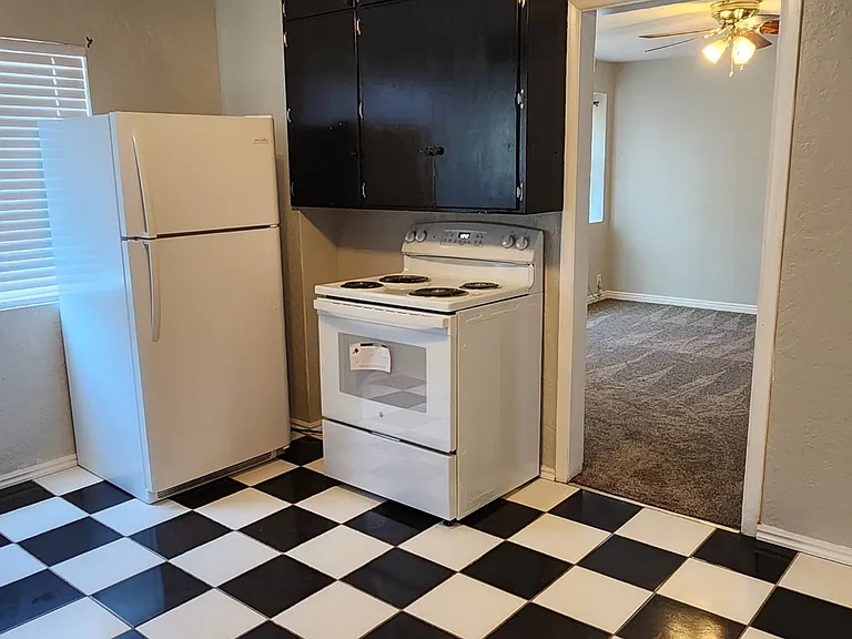 585 S 1200 W — Photo 3