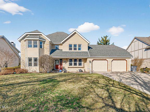 2nd image of 425 S Ridge Dr