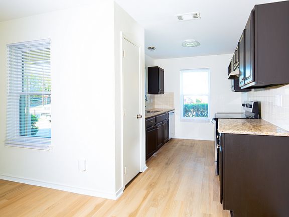 5th image of 909 Maples Ave