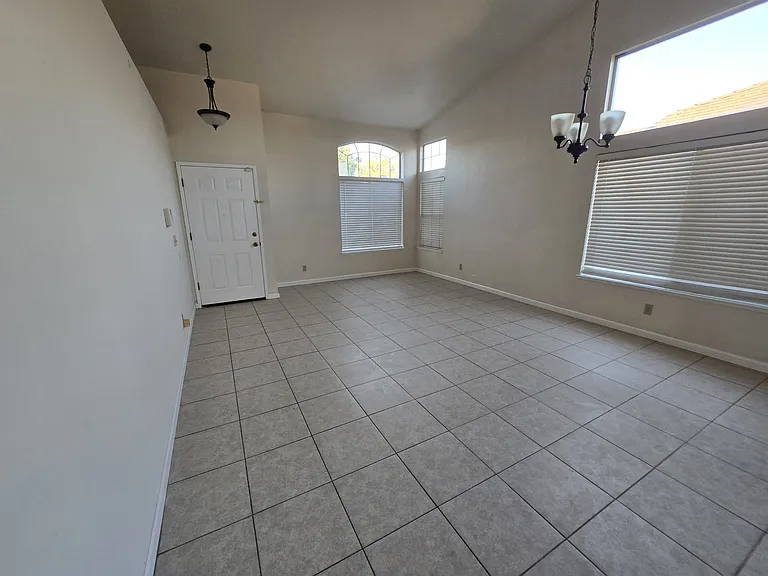 5128 Hereford Ct — Photo 2