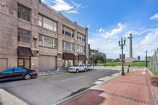 1st image of 1000 Saint Charles Ave APT A