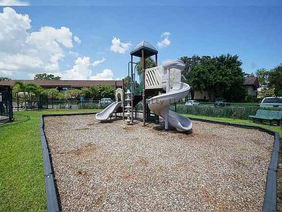 2nd image of 10691 Roosevelt Blvd #101