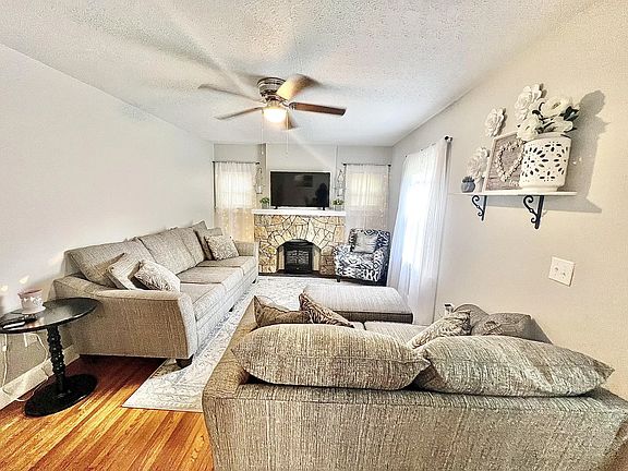 2nd image of 2865 Maplewood Ave