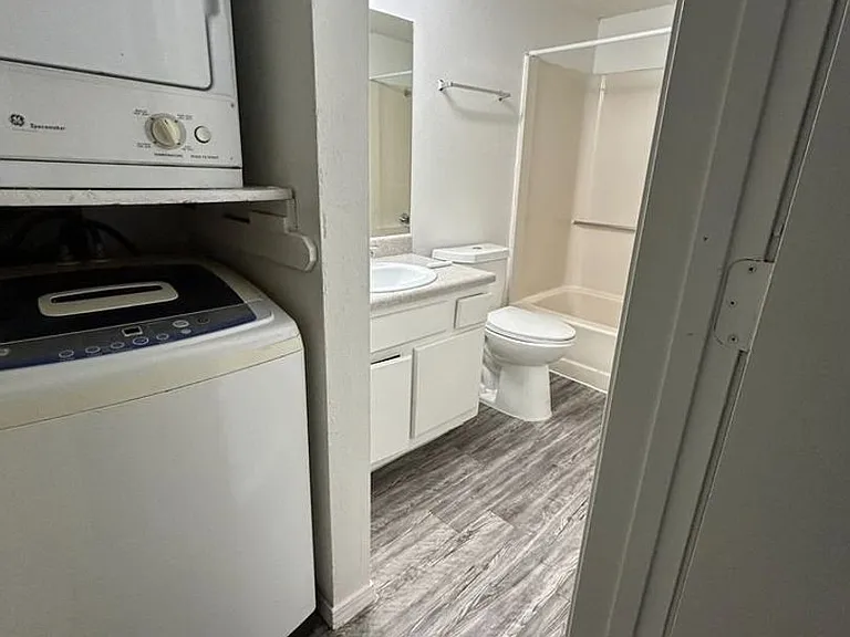 Almonte Apartments — Photo 36
