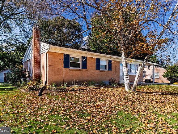2nd image of 920 W Foxcroft Dr