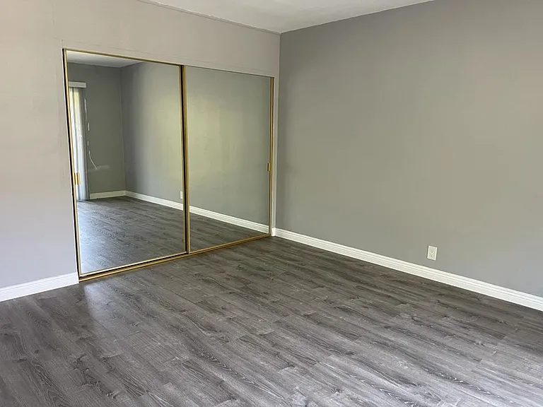 1105 S Barrington Ave — Photo 12