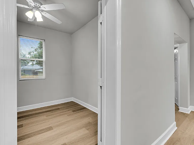 828 W 48th St — Photo 16