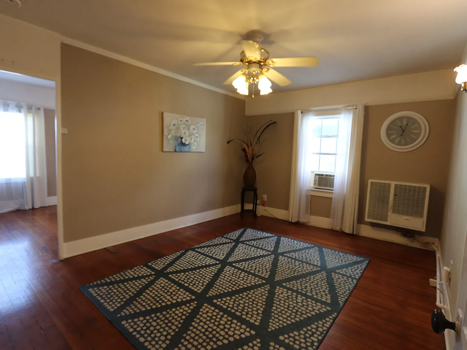 1 bed, 900 sqft, $2,300 — Photo 3
