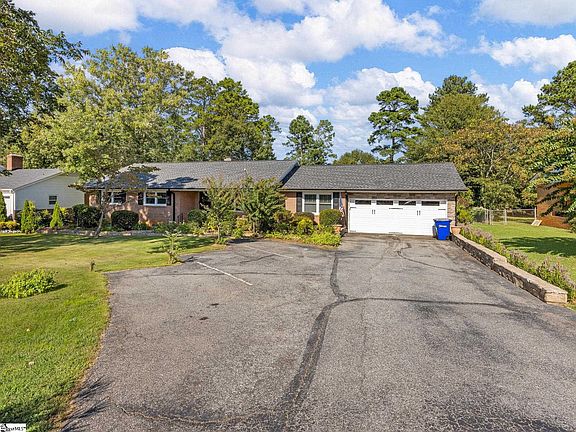 3rd image of 182 Gordon Dr