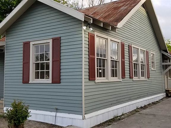 3rd image of 214 E 12th St