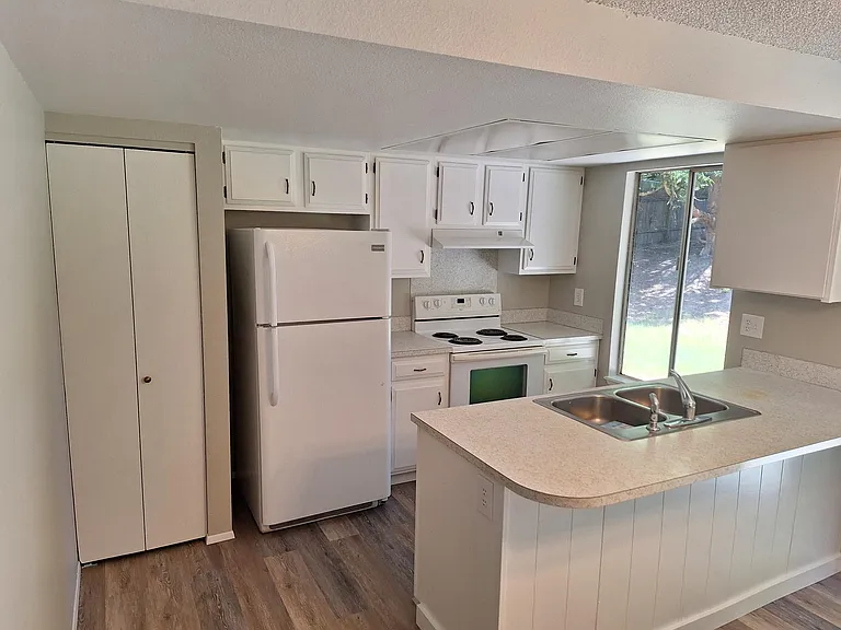 265 NE Silver Pine Dr — Photo 3