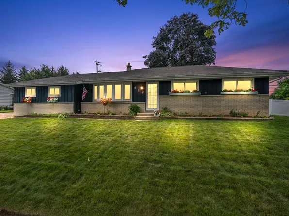 415 West Norport DRIVE, Port Washington, WI 53074