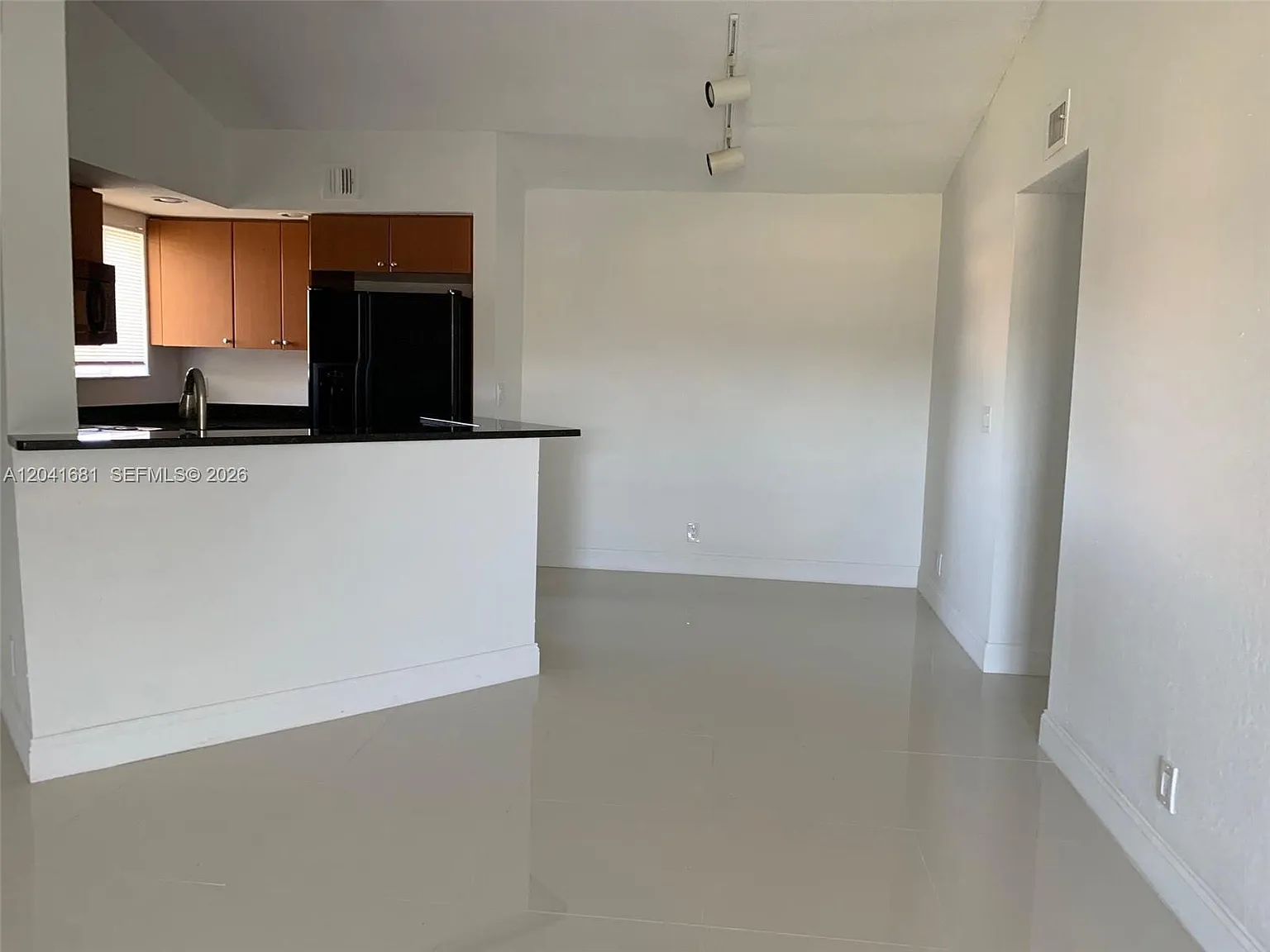 Coral Key Condo — Photo 4