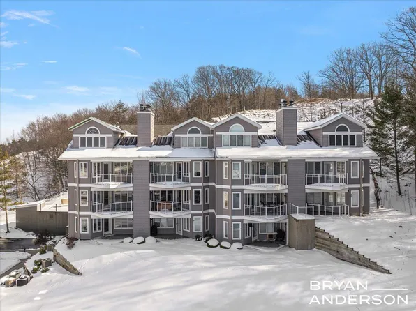 810 S Harbor Dr Unit 16, Grand Haven, MI 49417