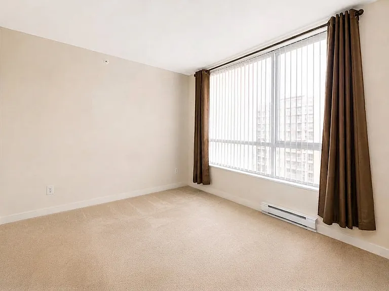 977 Mainland St — Photo 3