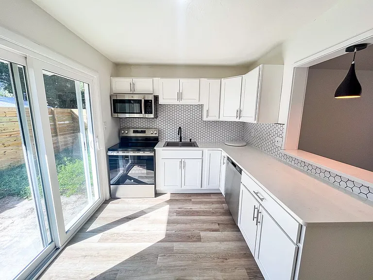 414 SE 8th St #D — Photo 5