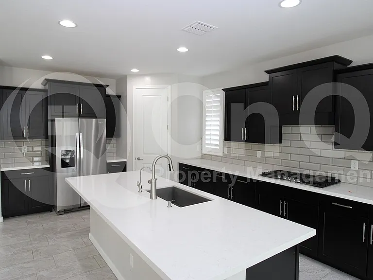 275 E Honeysuckle Pl — Photo 2