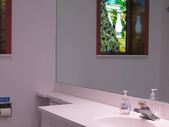 Bathroom (view 2)