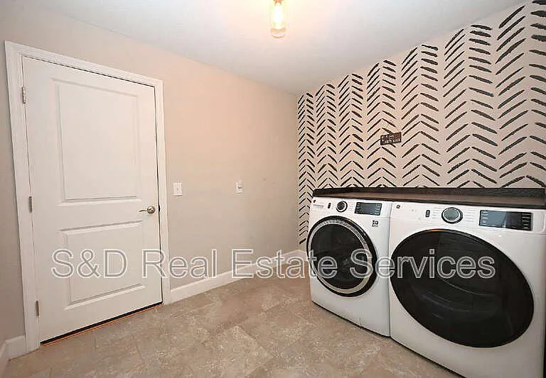 4435 Lake Hancock Rd — Photo 43