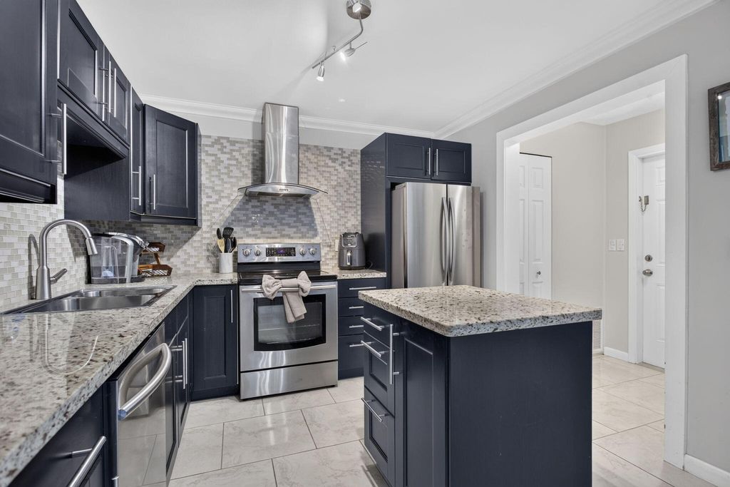 1520 NE 34TH Court, photo 3