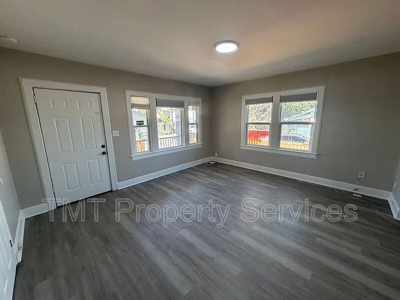 3 bed, 2.0 bath, 1500 sqft, $2,400 — Photo 3