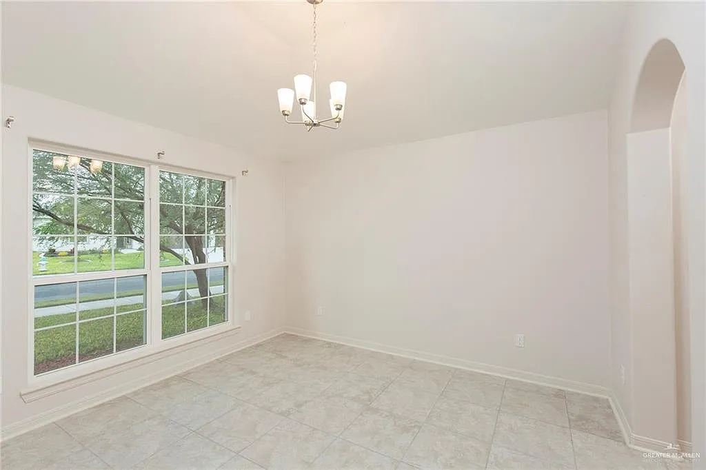 3 bed, 2.0 bath, 1696 sqft, $2,000 — Photo 4