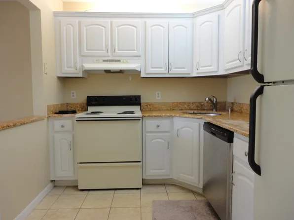 110 Lake Pine Cir, Lake Worth, FL