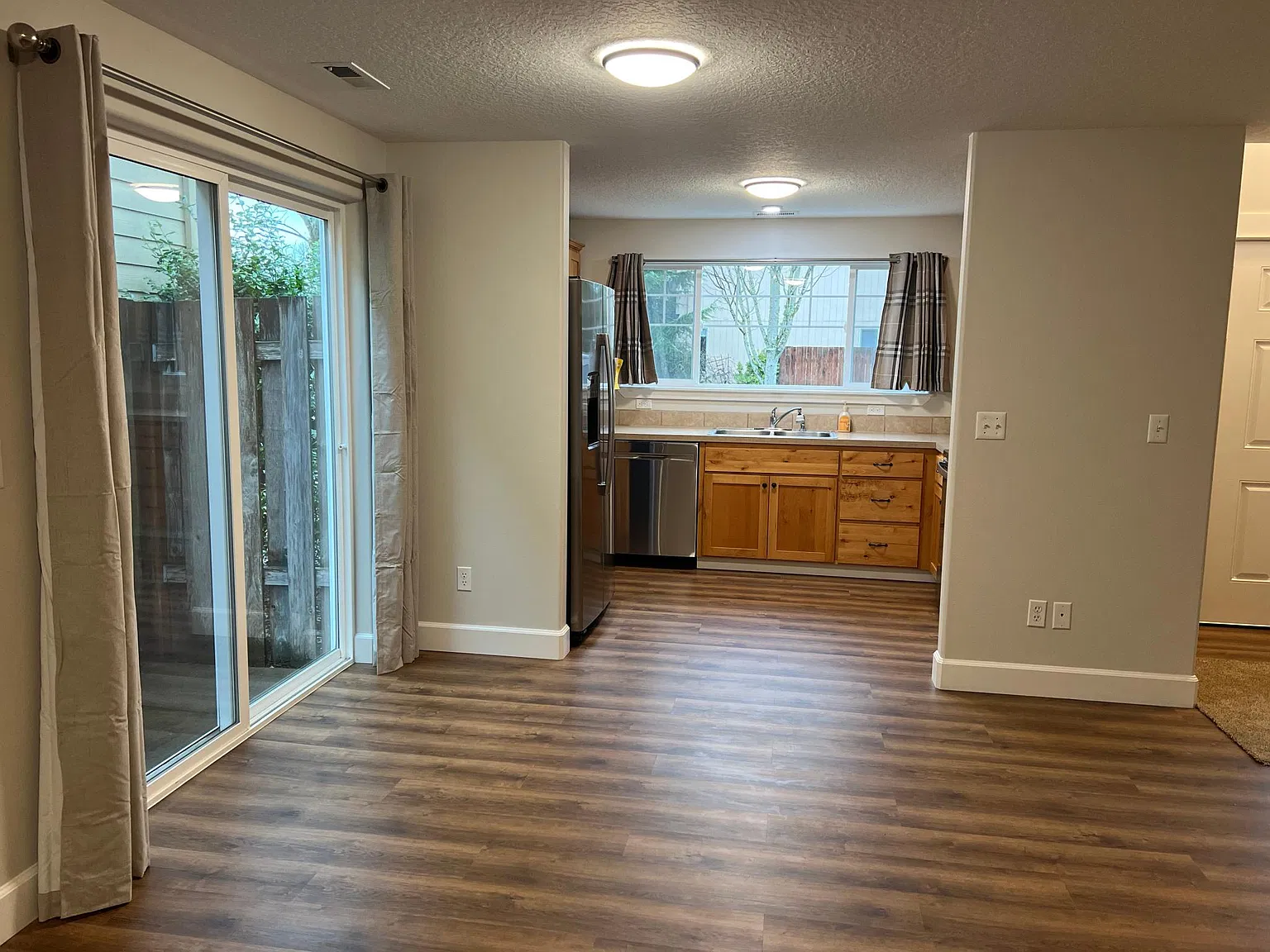 3 bed, 2.5 bath, 1456 sqft, $2,175 — Photo 3