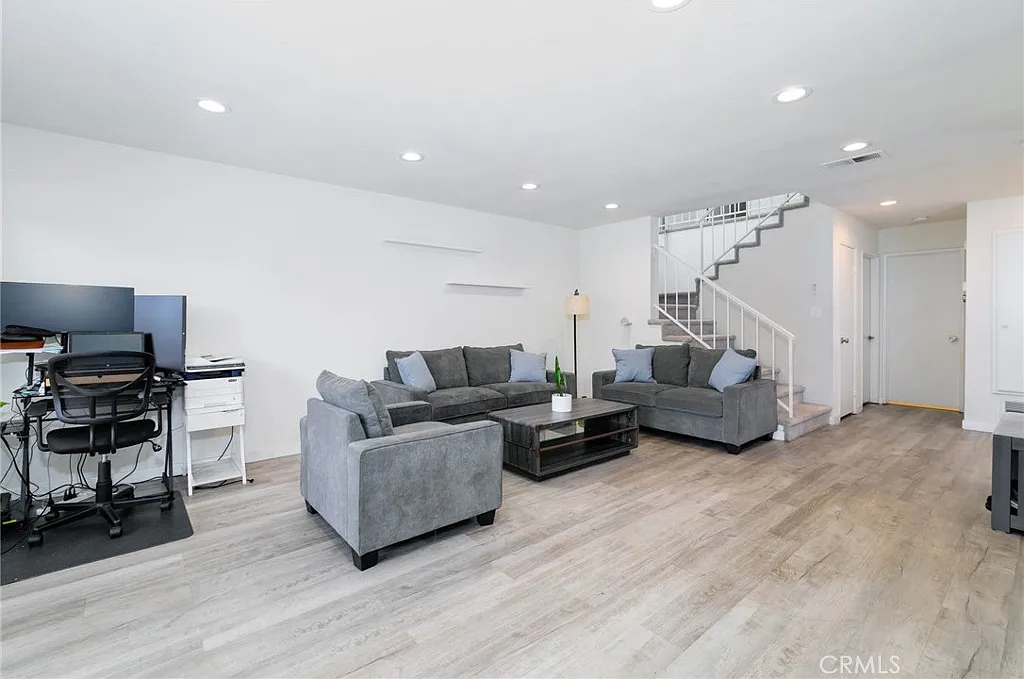 4 bed, 2.5 bath, 2104 sqft, $4,150 — Photo 4