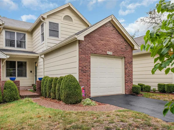 3152 Autumn Trace Dr, Maryland Heights, MO 63043