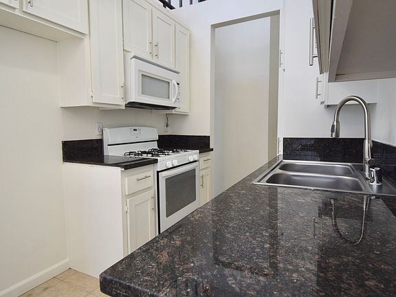 4th image of 11315 Moorpark St APT 202