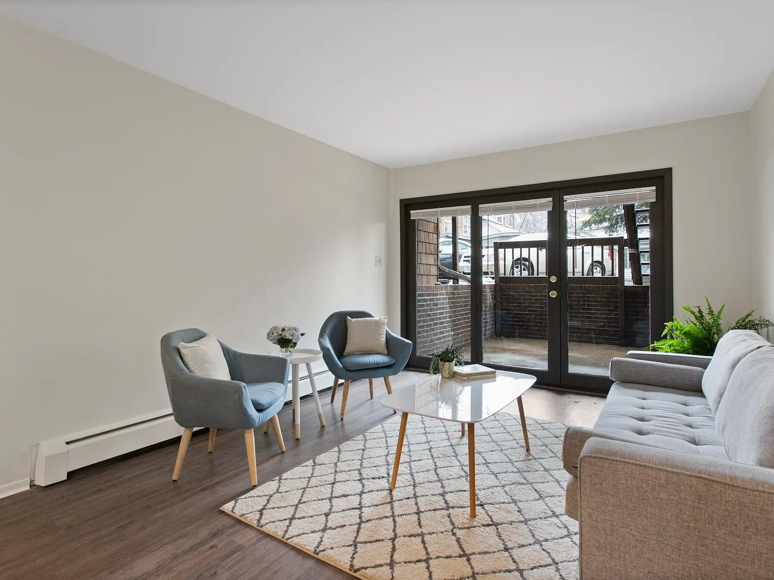 2 bed, 800 sqft, $2,300 — Photo 2