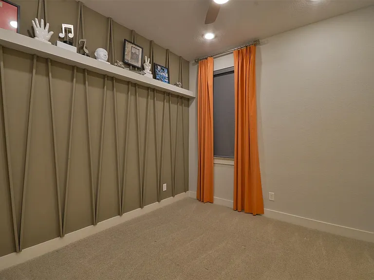 5911 Vineyard Creek Ln — Photo 34