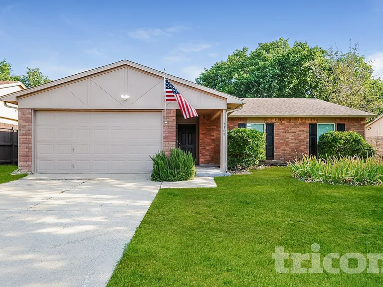 7309 Hedge Dr — Photo 2