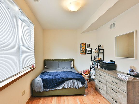 4th image of 1250 N Greenview Ave APT 2