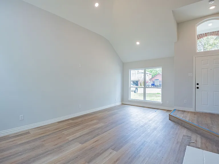 2318 Bennington Dr — Photo 4