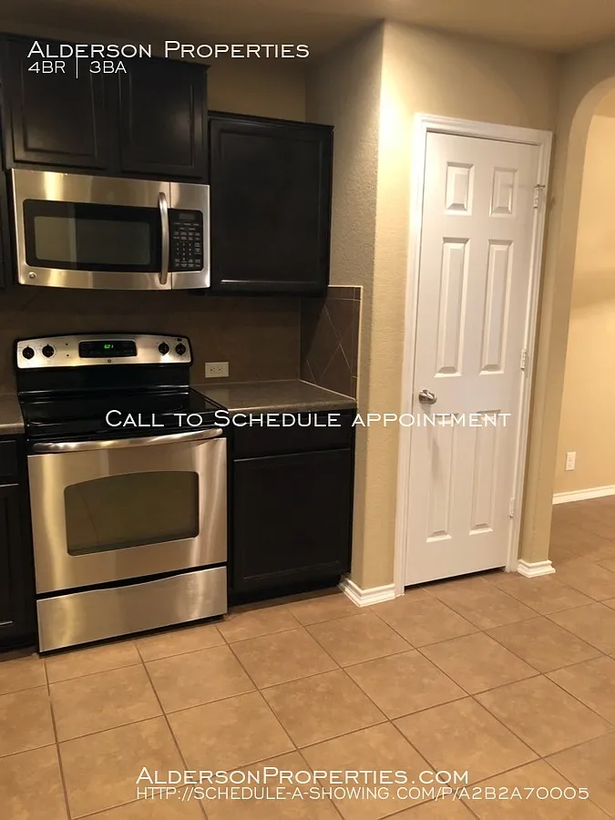 4 bed, 2.5 bath, 2400 sqft, $1,895 — Photo 3