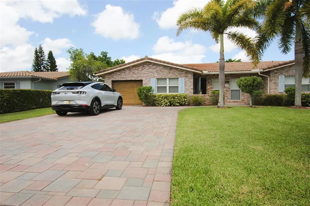 3 bed, 2.0 bath, 1584 sqft, $2,975 — Photo 2