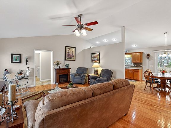 2nd image of 1017 Iroquois Ln